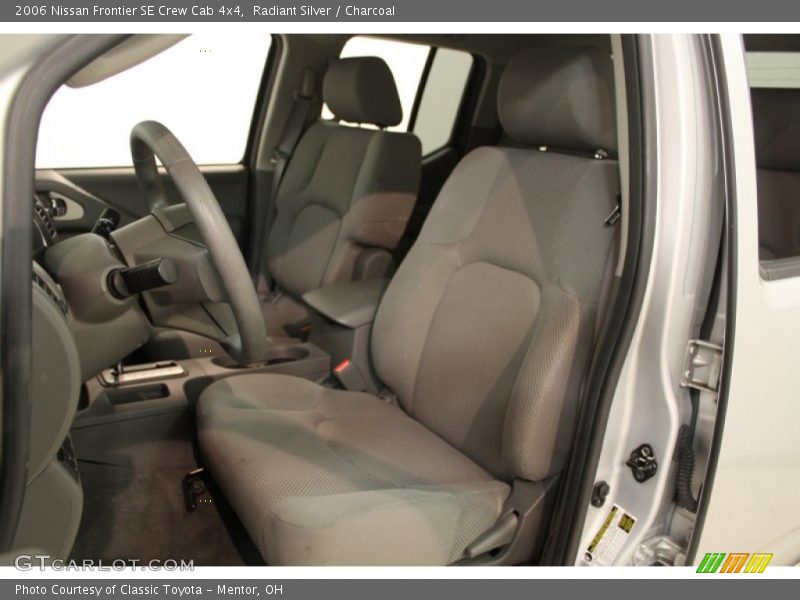 Radiant Silver / Charcoal 2006 Nissan Frontier SE Crew Cab 4x4