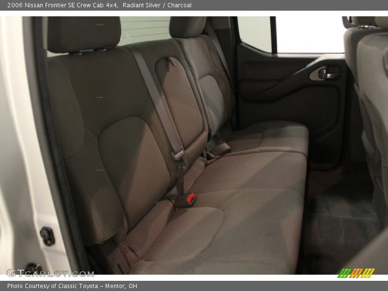 Radiant Silver / Charcoal 2006 Nissan Frontier SE Crew Cab 4x4