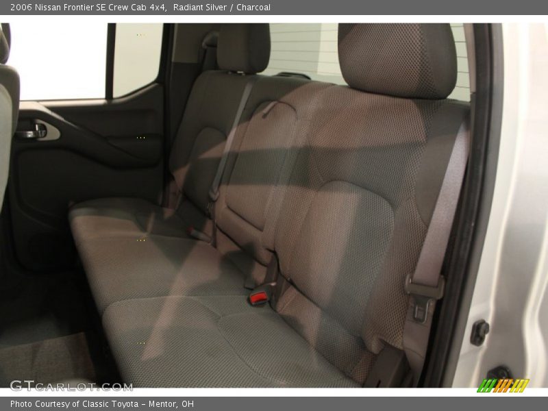 Radiant Silver / Charcoal 2006 Nissan Frontier SE Crew Cab 4x4