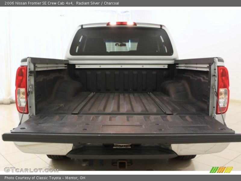 Radiant Silver / Charcoal 2006 Nissan Frontier SE Crew Cab 4x4
