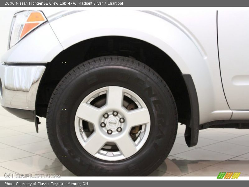Radiant Silver / Charcoal 2006 Nissan Frontier SE Crew Cab 4x4