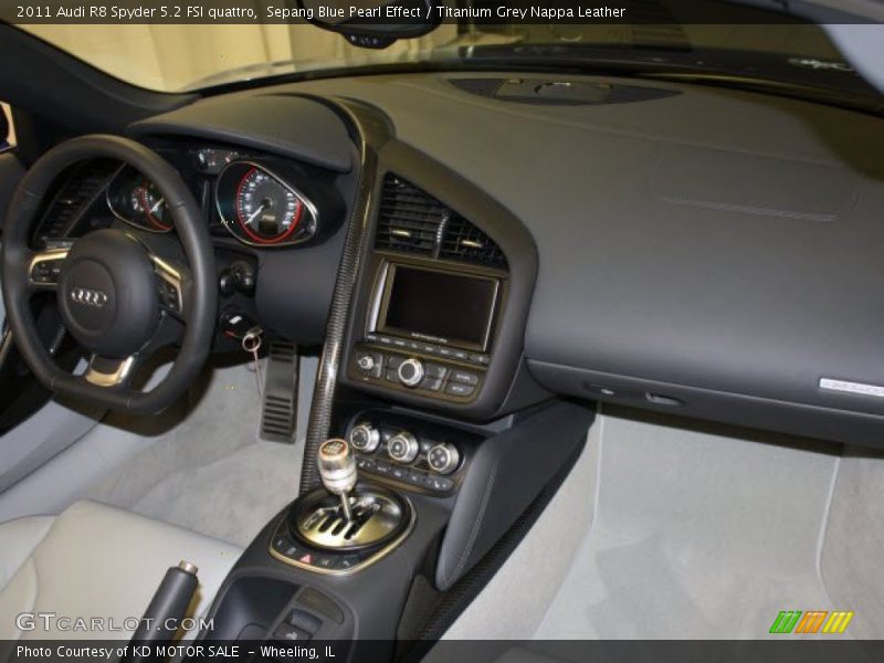 Dashboard of 2011 R8 Spyder 5.2 FSI quattro