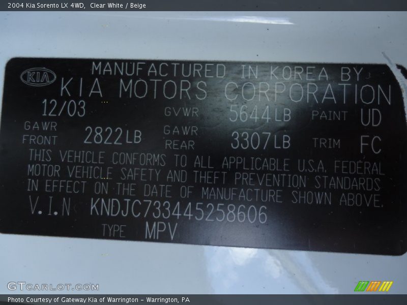 Clear White / Beige 2004 Kia Sorento LX 4WD