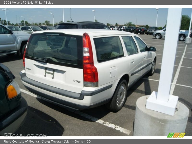 White / Beige 2001 Volvo V70 2.4