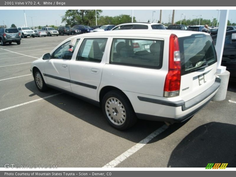 White / Beige 2001 Volvo V70 2.4