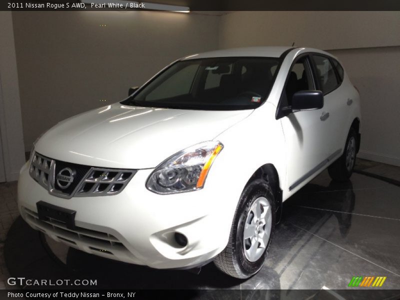 Pearl White / Black 2011 Nissan Rogue S AWD