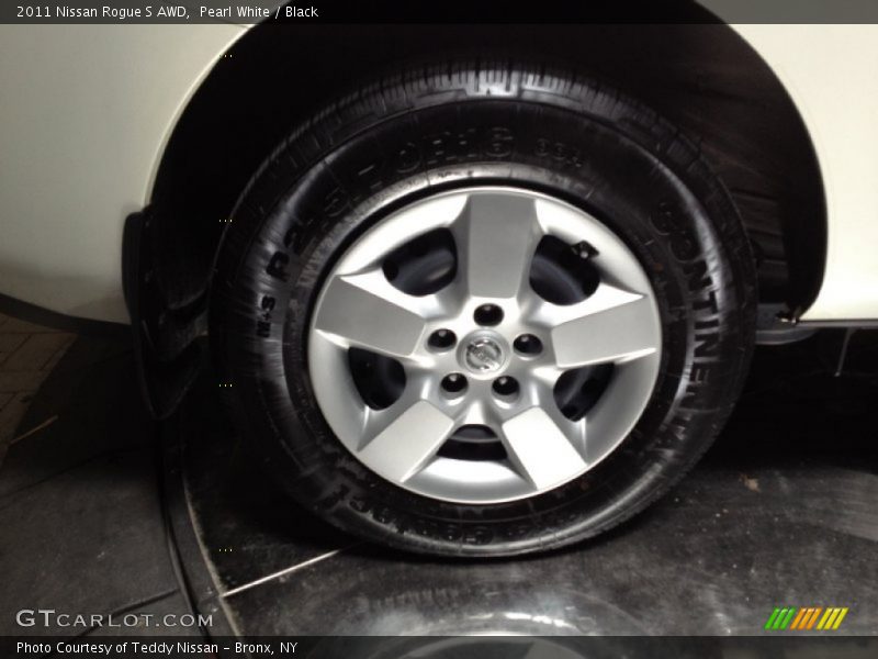 Pearl White / Black 2011 Nissan Rogue S AWD