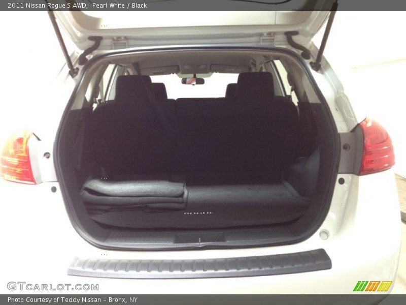 Pearl White / Black 2011 Nissan Rogue S AWD