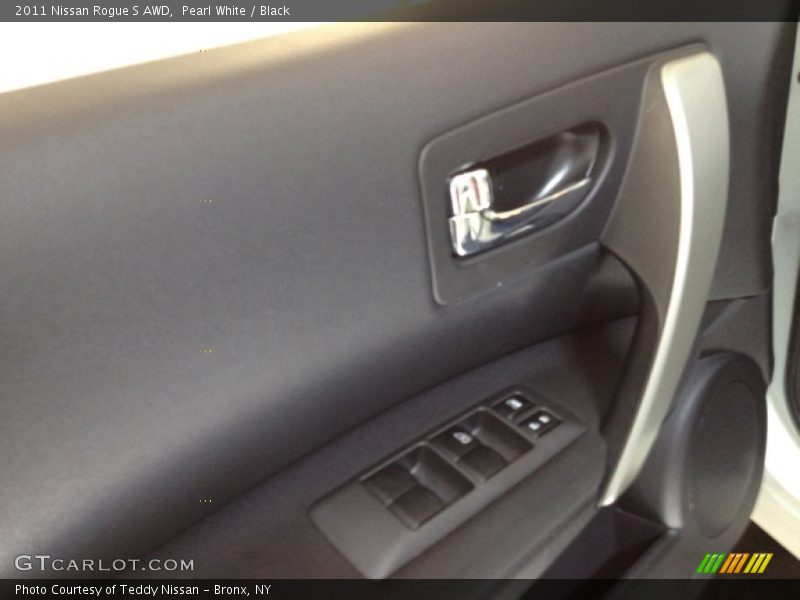 Pearl White / Black 2011 Nissan Rogue S AWD
