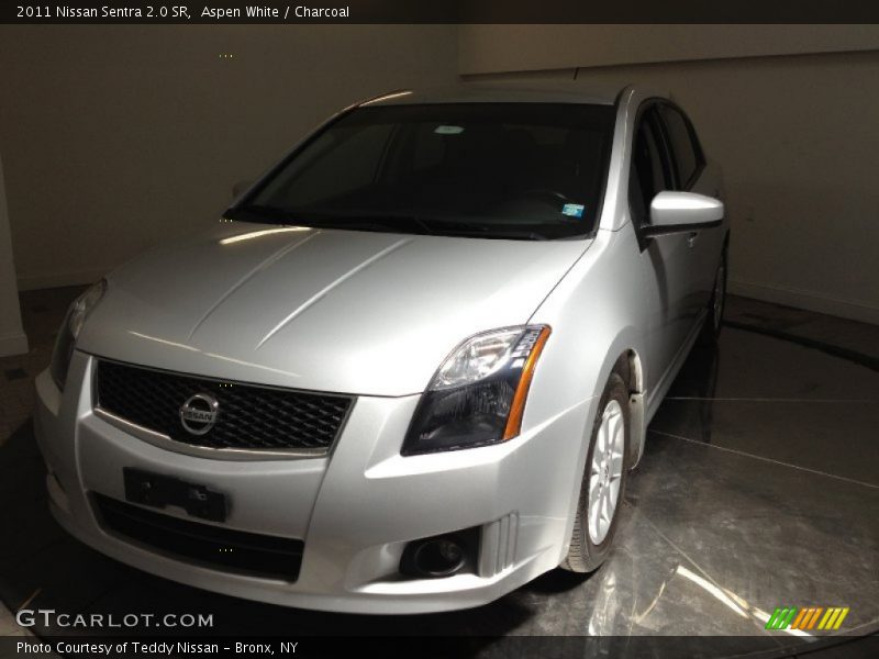 Aspen White / Charcoal 2011 Nissan Sentra 2.0 SR
