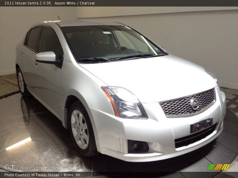 Aspen White / Charcoal 2011 Nissan Sentra 2.0 SR