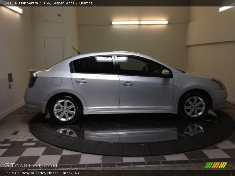 Aspen White / Charcoal 2011 Nissan Sentra 2.0 SR