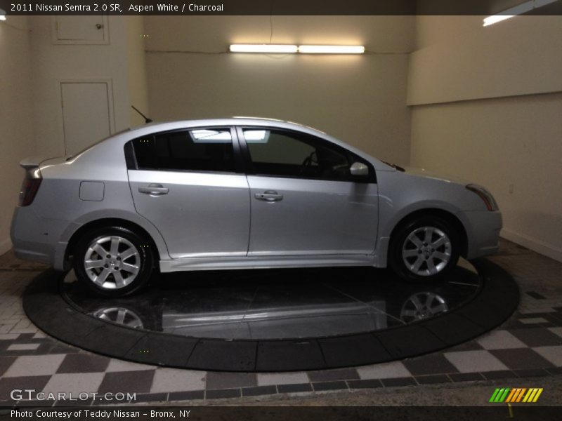 Aspen White / Charcoal 2011 Nissan Sentra 2.0 SR