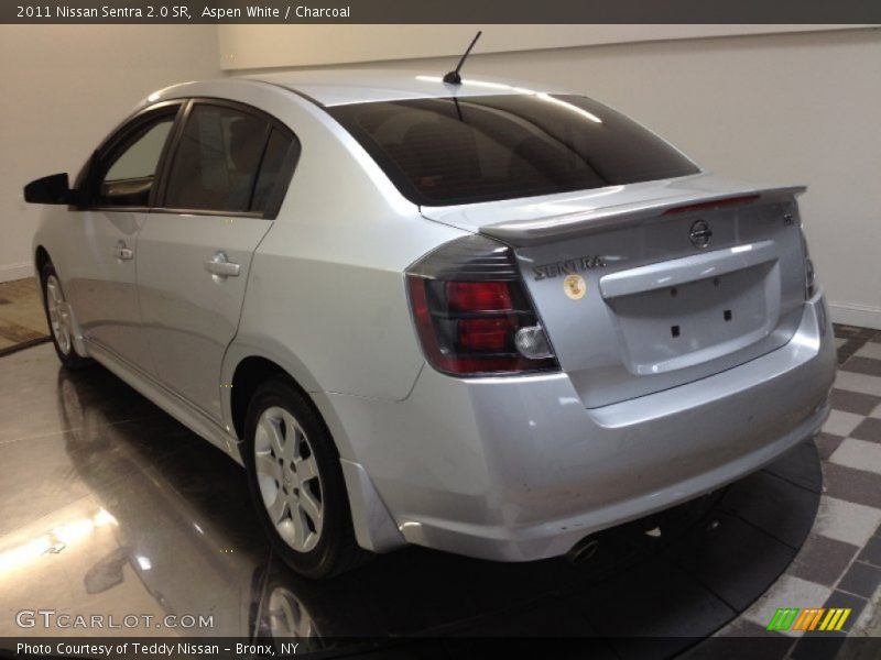 Aspen White / Charcoal 2011 Nissan Sentra 2.0 SR