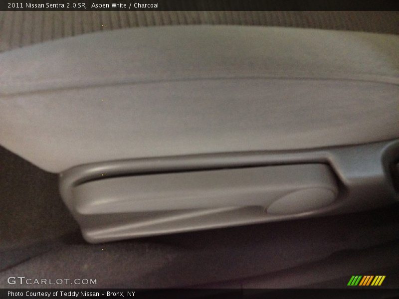 Aspen White / Charcoal 2011 Nissan Sentra 2.0 SR