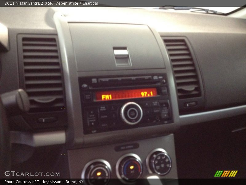 Aspen White / Charcoal 2011 Nissan Sentra 2.0 SR