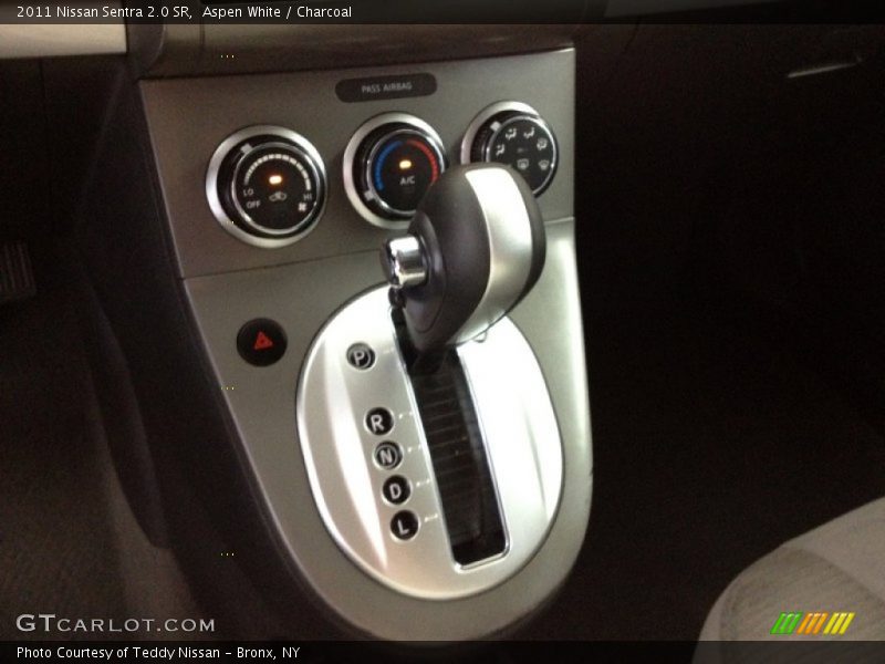 Aspen White / Charcoal 2011 Nissan Sentra 2.0 SR