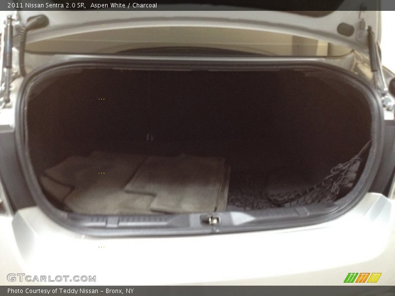 Aspen White / Charcoal 2011 Nissan Sentra 2.0 SR