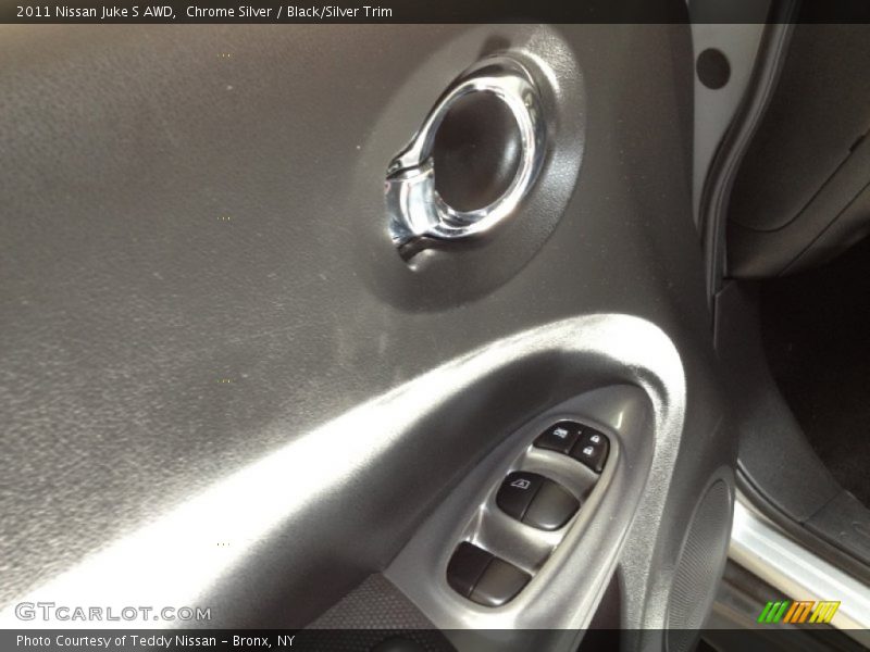 Chrome Silver / Black/Silver Trim 2011 Nissan Juke S AWD