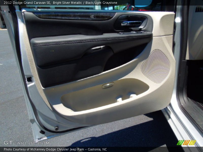 Bright Silver Metallic / Black/Light Graystone 2012 Dodge Grand Caravan SE