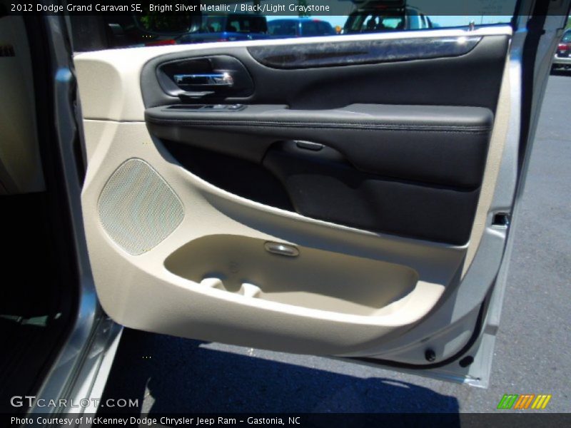 Bright Silver Metallic / Black/Light Graystone 2012 Dodge Grand Caravan SE