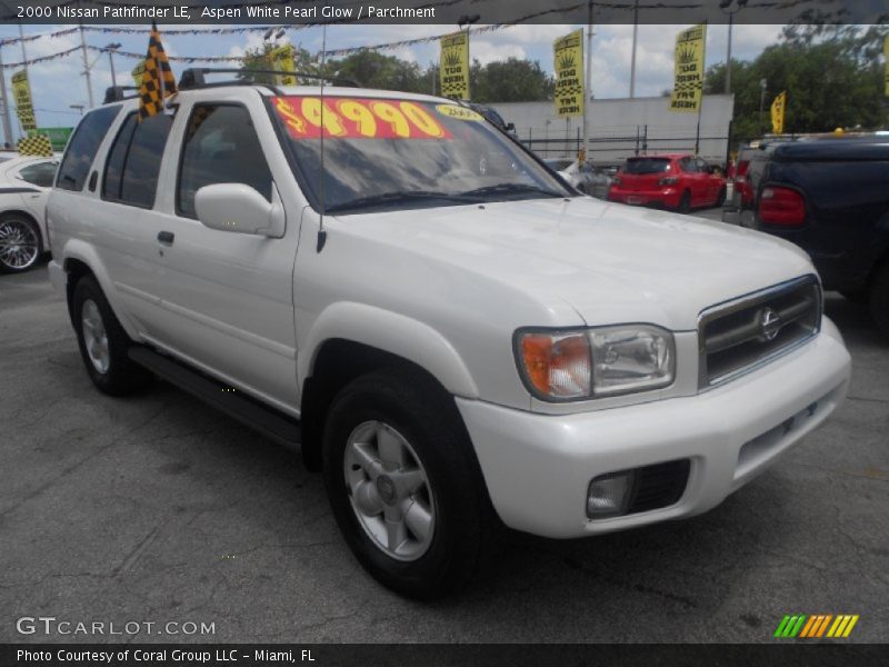 Aspen White Pearl Glow / Parchment 2000 Nissan Pathfinder LE