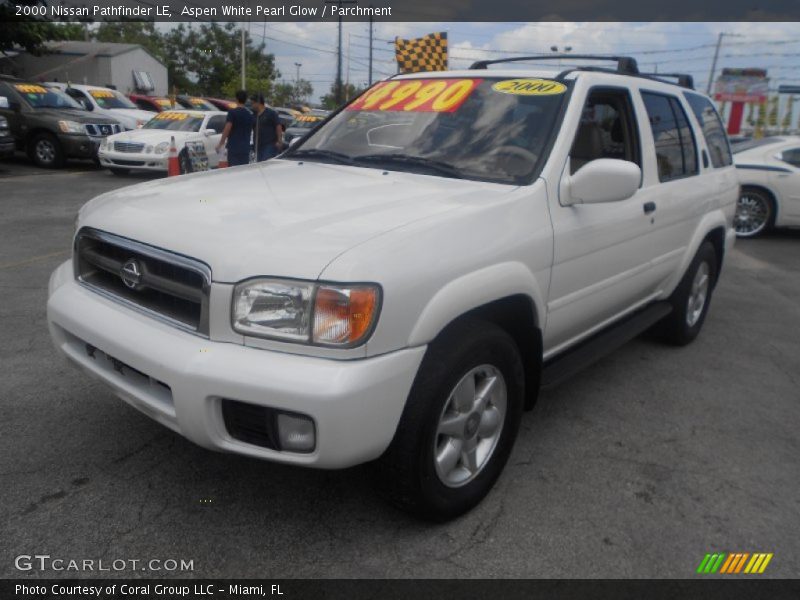 Aspen White Pearl Glow / Parchment 2000 Nissan Pathfinder LE