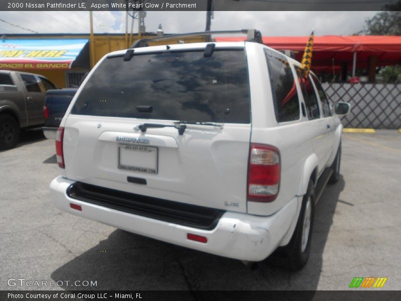 Aspen White Pearl Glow / Parchment 2000 Nissan Pathfinder LE