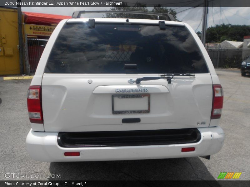 Aspen White Pearl Glow / Parchment 2000 Nissan Pathfinder LE