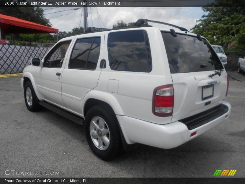 Aspen White Pearl Glow / Parchment 2000 Nissan Pathfinder LE