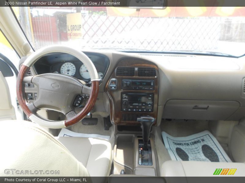 Aspen White Pearl Glow / Parchment 2000 Nissan Pathfinder LE