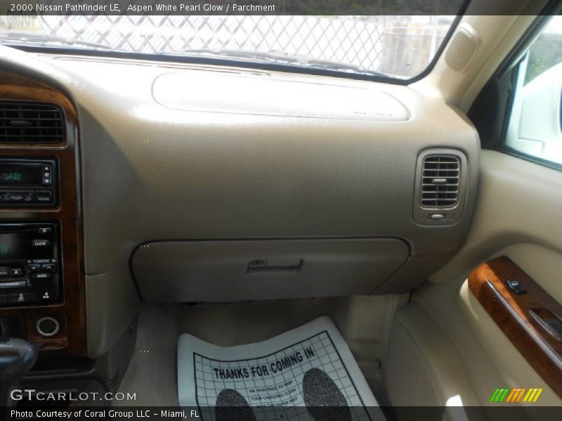 Aspen White Pearl Glow / Parchment 2000 Nissan Pathfinder LE