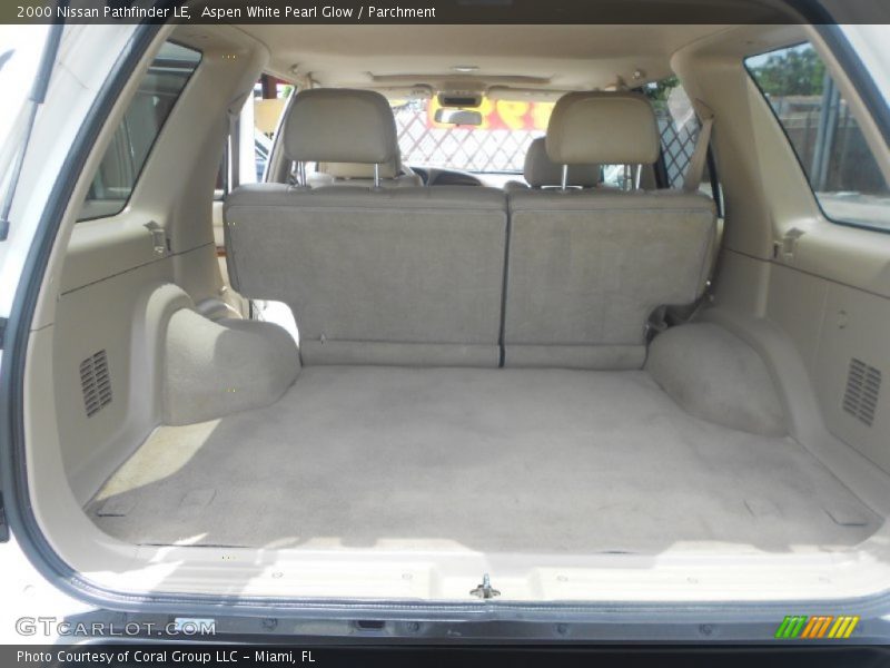Aspen White Pearl Glow / Parchment 2000 Nissan Pathfinder LE