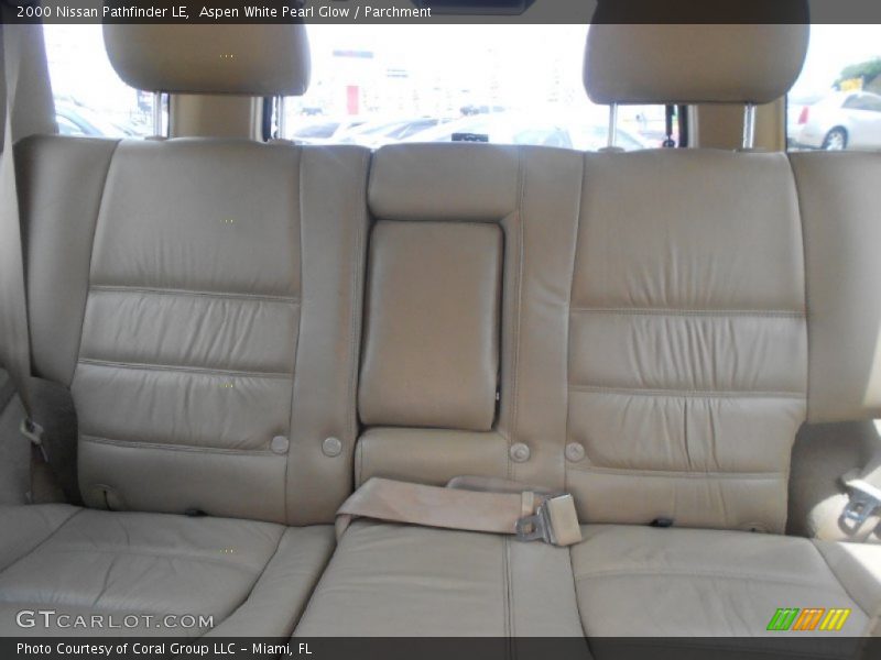 Aspen White Pearl Glow / Parchment 2000 Nissan Pathfinder LE