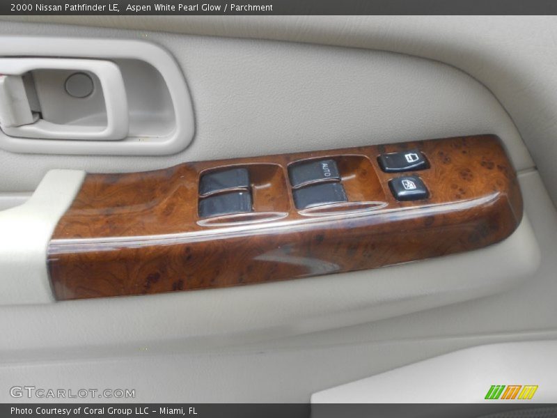 Aspen White Pearl Glow / Parchment 2000 Nissan Pathfinder LE
