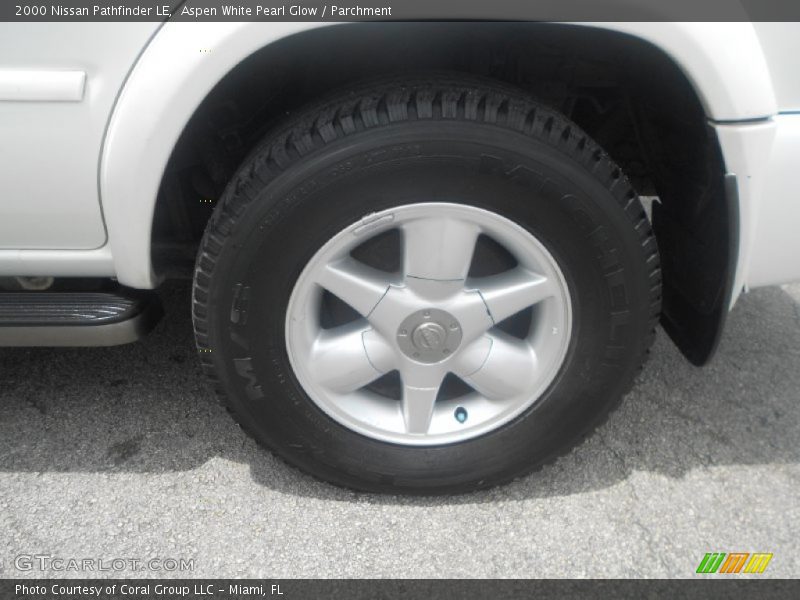 Aspen White Pearl Glow / Parchment 2000 Nissan Pathfinder LE