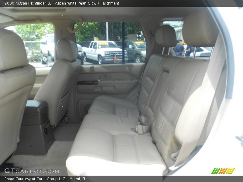 Aspen White Pearl Glow / Parchment 2000 Nissan Pathfinder LE