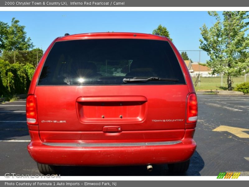 Inferno Red Pearlcoat / Camel 2000 Chrysler Town & Country LXi