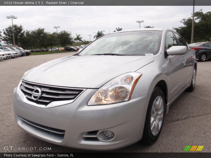 Radiant Silver / Charcoal 2010 Nissan Altima 2.5 S