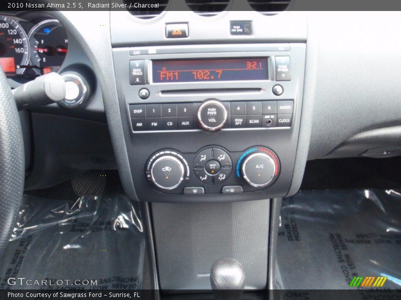 Radiant Silver / Charcoal 2010 Nissan Altima 2.5 S