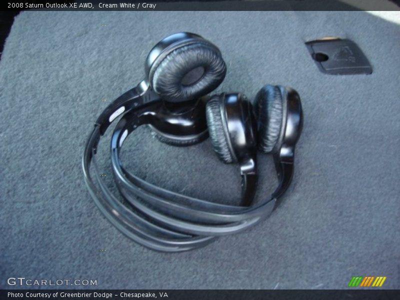 Cream White / Gray 2008 Saturn Outlook XE AWD