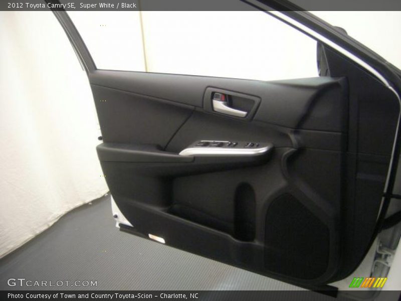 Super White / Black 2012 Toyota Camry SE