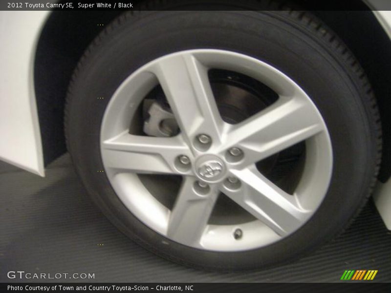 Super White / Black 2012 Toyota Camry SE