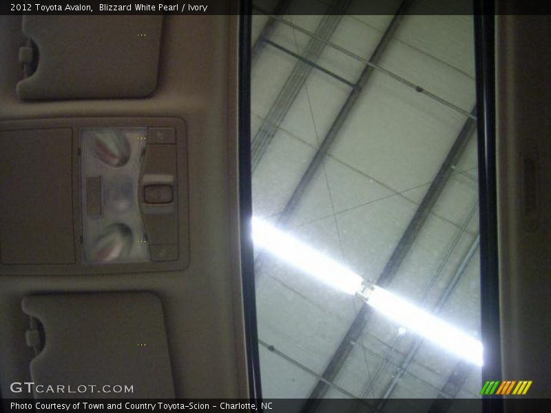 Blizzard White Pearl / Ivory 2012 Toyota Avalon