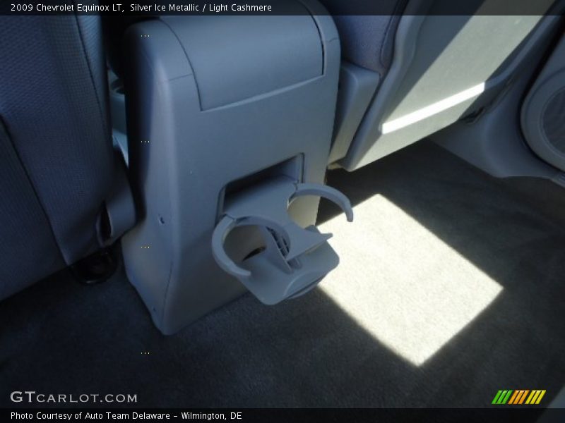 Silver Ice Metallic / Light Cashmere 2009 Chevrolet Equinox LT