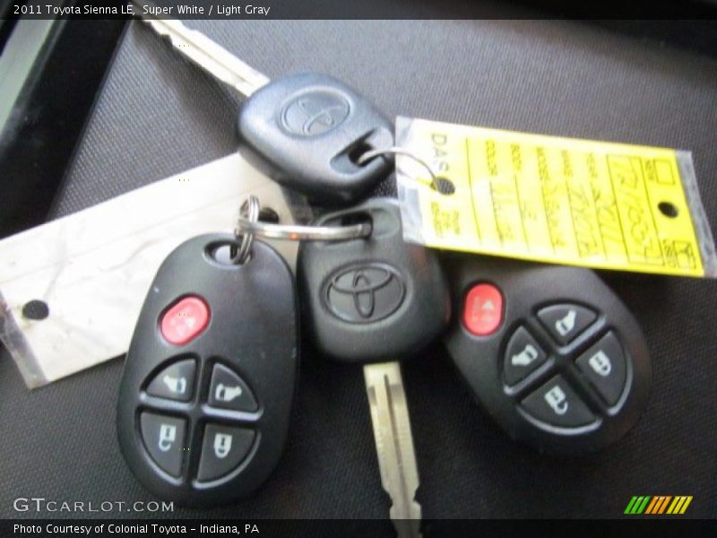 Super White / Light Gray 2011 Toyota Sienna LE