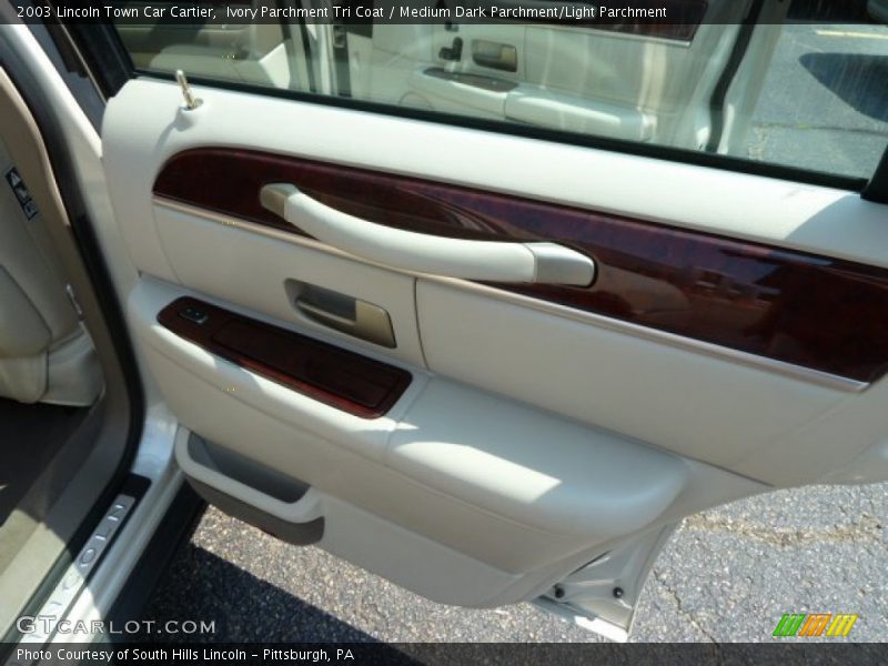 Ivory Parchment Tri Coat / Medium Dark Parchment/Light Parchment 2003 Lincoln Town Car Cartier