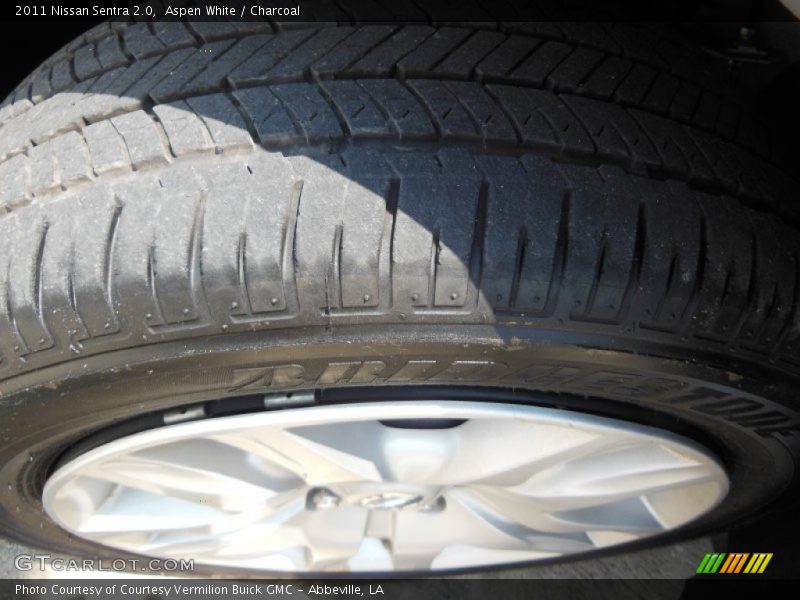 Aspen White / Charcoal 2011 Nissan Sentra 2.0