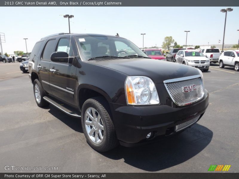 Front 3/4 View of 2013 Yukon Denali AWD