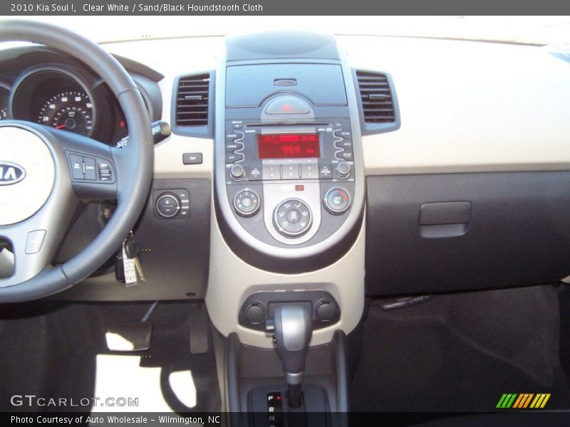 Clear White / Sand/Black Houndstooth Cloth 2010 Kia Soul !